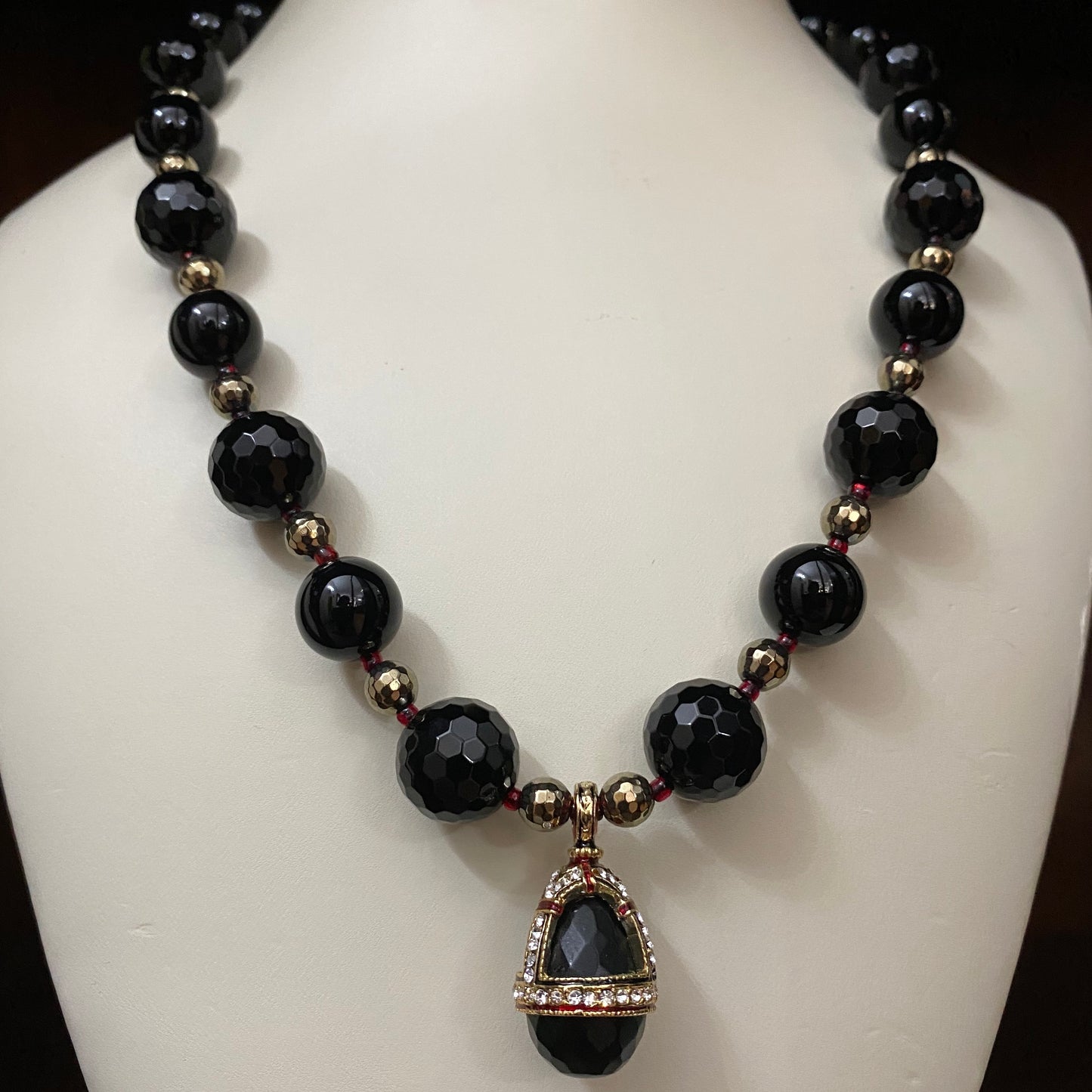 53cm necklace in gold-plated silver, onyx, pyrite and jade