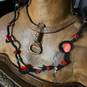 collana “chiave di violino” in cordone e vetro